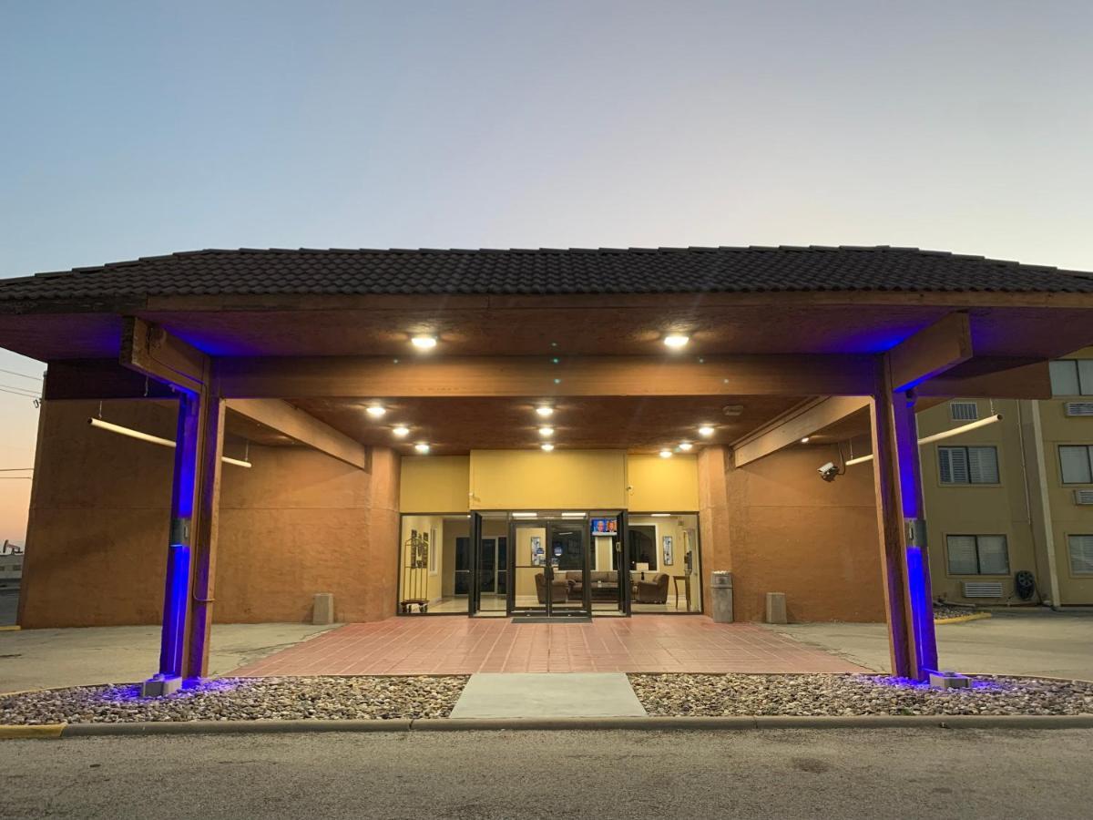 Travelodge By Wyndham Odessa Bagian luar foto